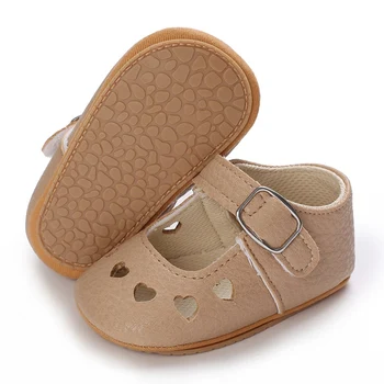 Модные первые ходунки для маленьких девочек: кожаные туфельки для кроватки с вырезами в виде сердечек (0-18 месяцев)