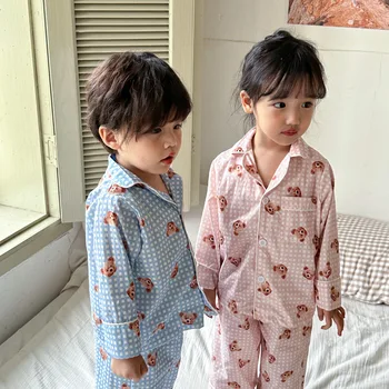 Весенне-осенние хлопковые Пижамные комплекты с мультяшным Медведем для мальчиков и девочек 2023 года, детская универсальная повседневная мягкая рубашка и брюки, комплекты из 2 предметов