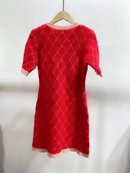Женское элегантное вязаное мини-платье в клетку со стразами с коротким рукавом и круглым вырезом