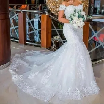 Сшитое на заказ кружевное свадебное платье 